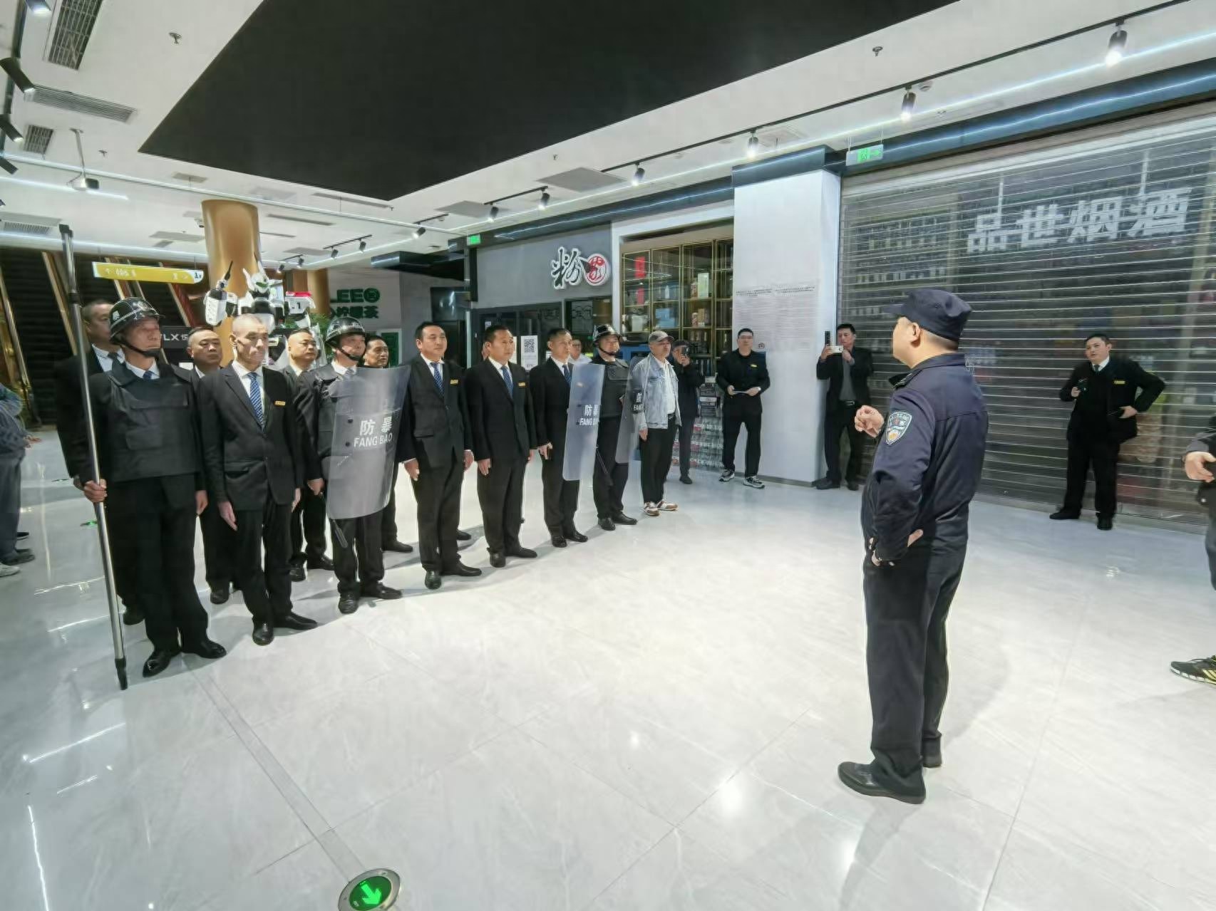 惊险！上海淮海中路惊现持械滋事，警方与商场联手上演应急处置大戏  第1张
