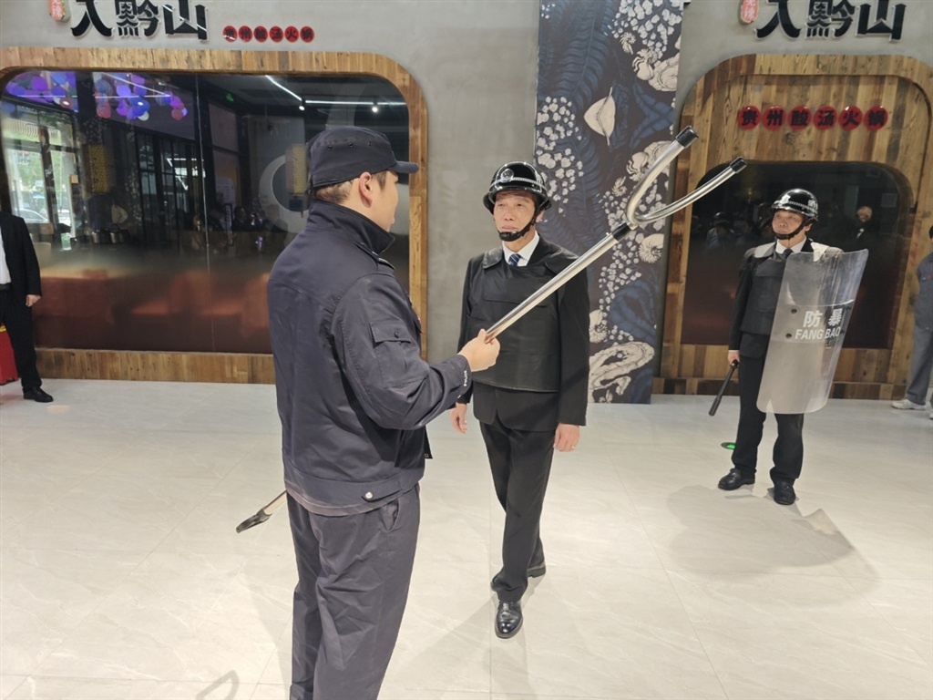 惊险！上海淮海中路惊现持械滋事，警方与商场联手上演应急处置大戏  第2张