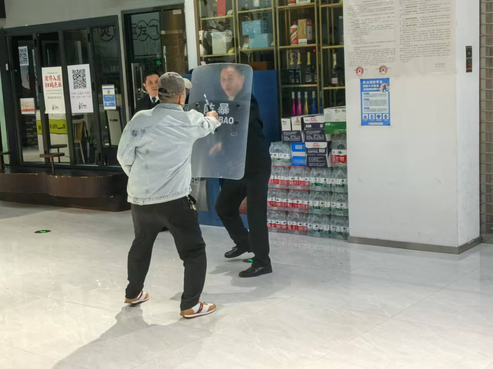惊险！上海淮海中路惊现持械滋事，警方与商场联手上演应急处置大戏  第3张