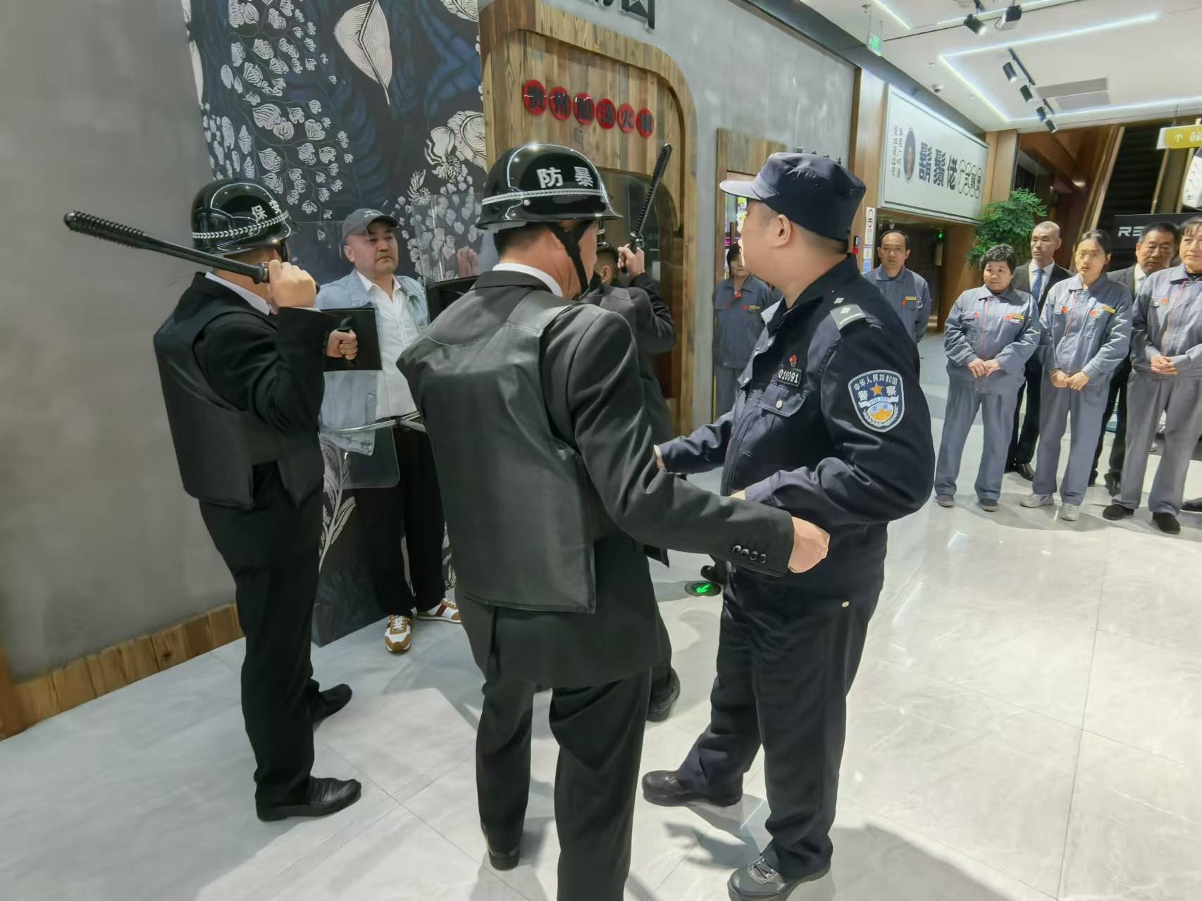惊险！上海淮海中路惊现持械滋事，警方与商场联手上演应急处置大戏  第4张