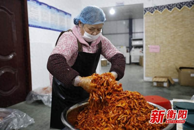 揭秘衡阳传统美食鸡萝卜炒腊肉的制作过程，一天竟能加工5000斤