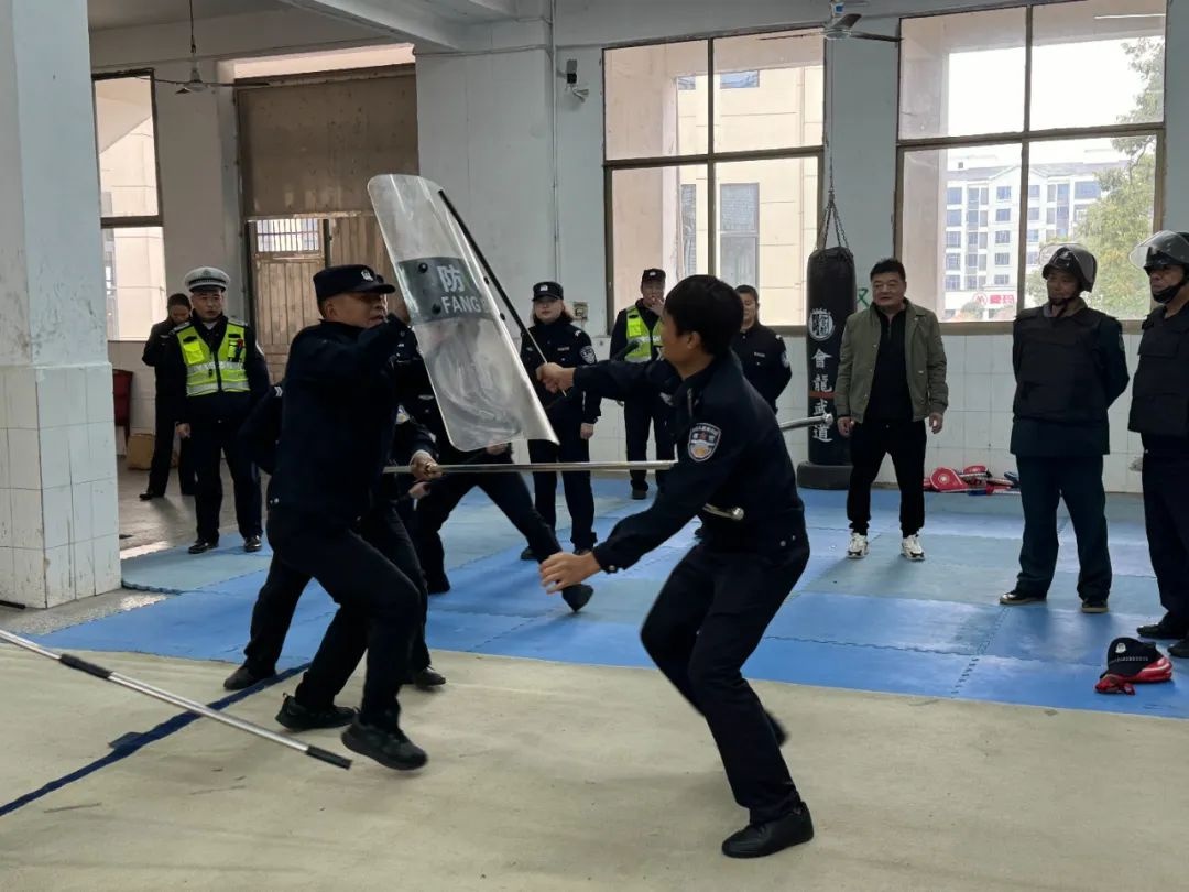 惊险！校园反恐防暴演练现场曝光，民警教你如何应对突发危机  第2张