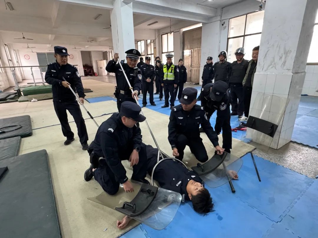 惊险！校园反恐防暴演练现场曝光，民警教你如何应对突发危机  第3张