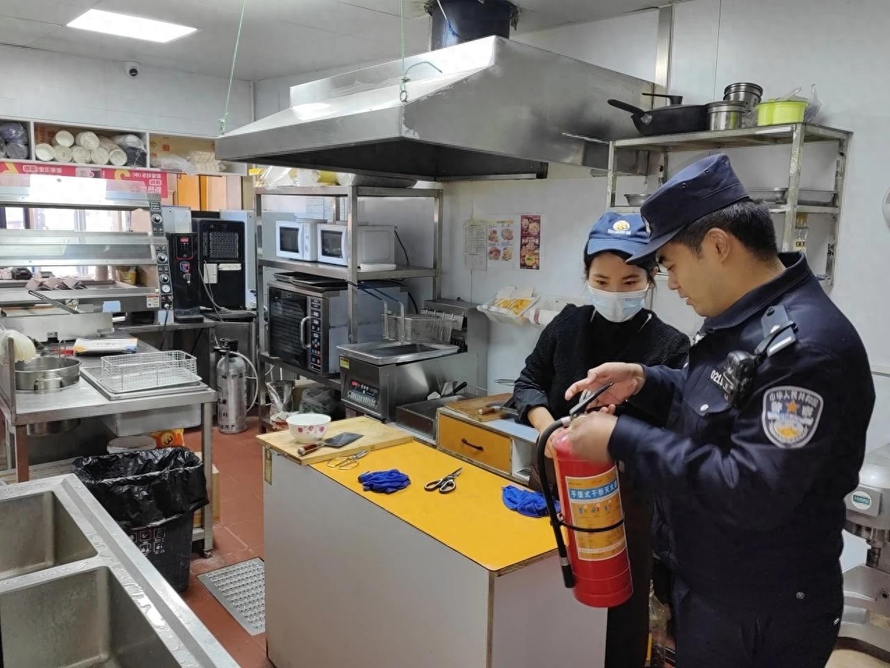 冬季安全守护行动：民警深入社区，为您的家筑起安全防线  第1张