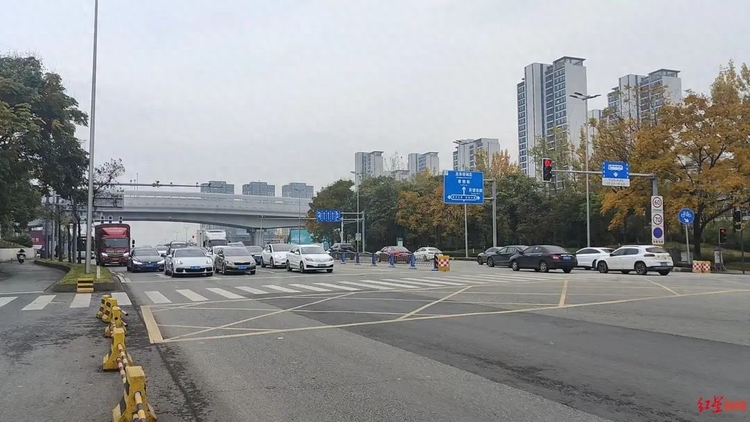 成都市民反映道路拥堵，交警迅速调整车道，效果如何？  第1张