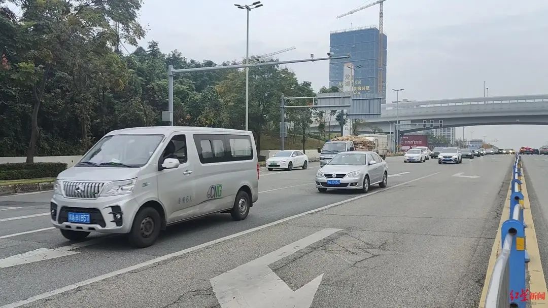 成都市民反映道路拥堵，交警迅速调整车道，效果如何？  第2张