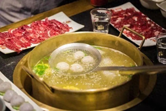 寒冬来袭，火锅店爆满！市民争相体验冬日暖经济，你还在等什么？  第1张