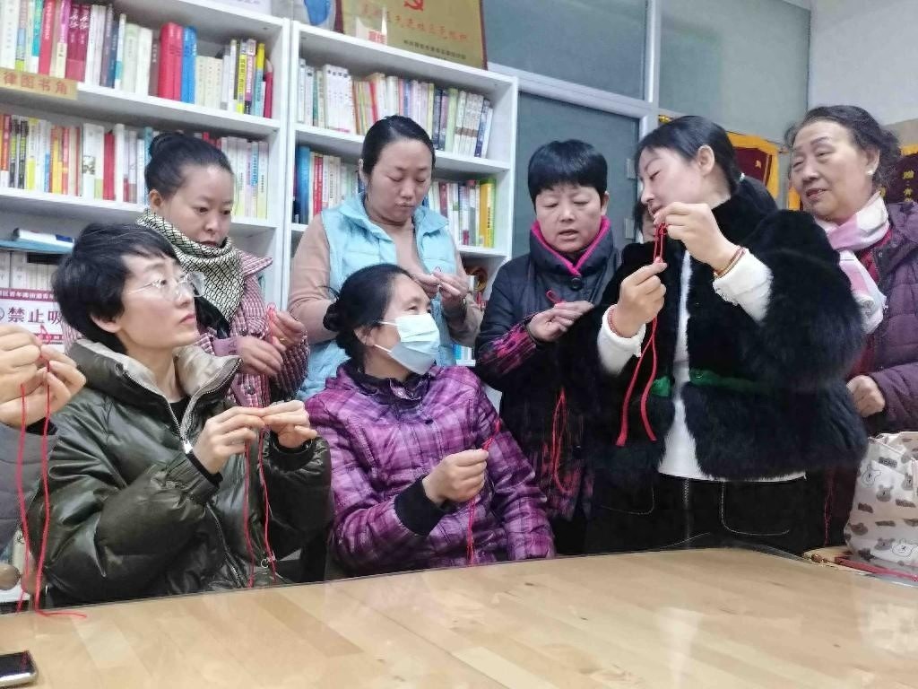 12月13日莲湖区青二社区手工编绳公益课堂：居民热情参与，编织美好情谊  第1张