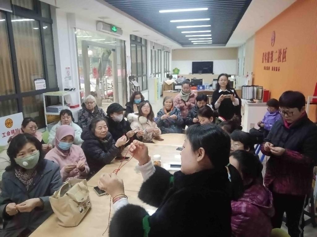12月13日莲湖区青二社区手工编绳公益课堂：居民热情参与，编织美好情谊  第2张