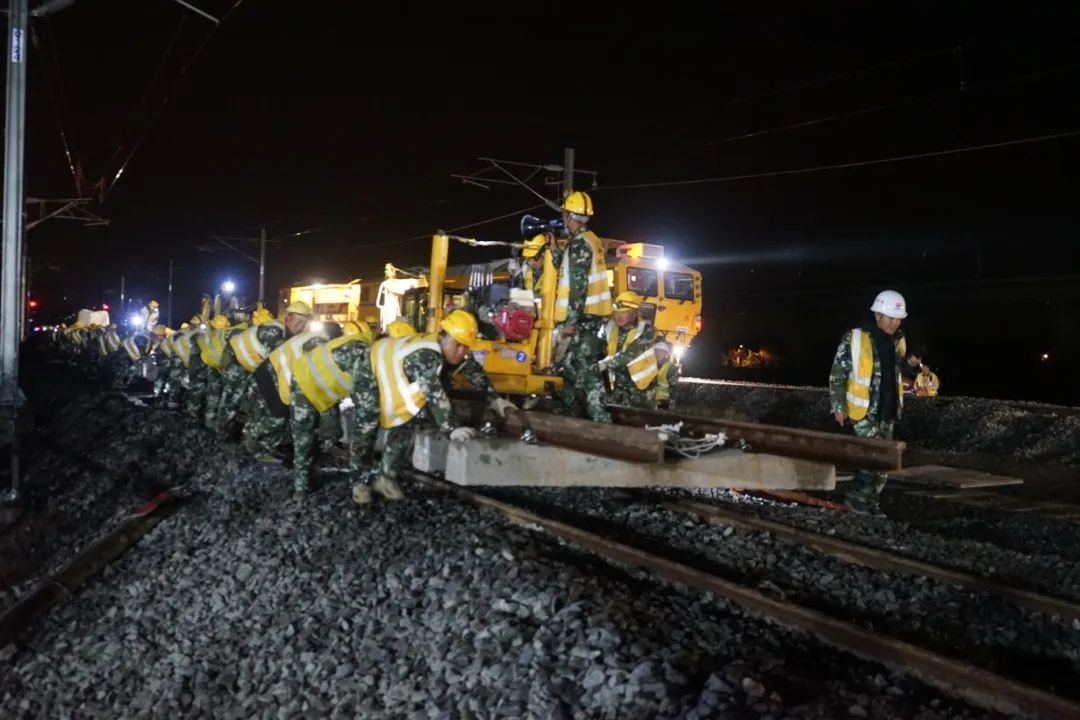 沪昆铁路松江段外迁工程完工，1200人奋战一夜，未来上海松江站将成交通枢纽  第2张