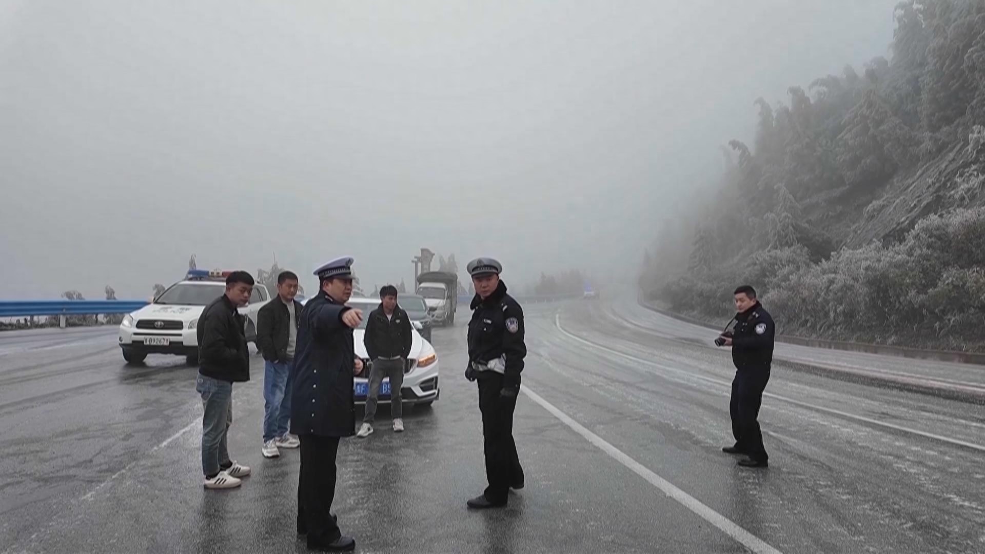 零下5度！贵州梅花山路段惊现凝冻，15人紧急出动除冰保畅通  第1张