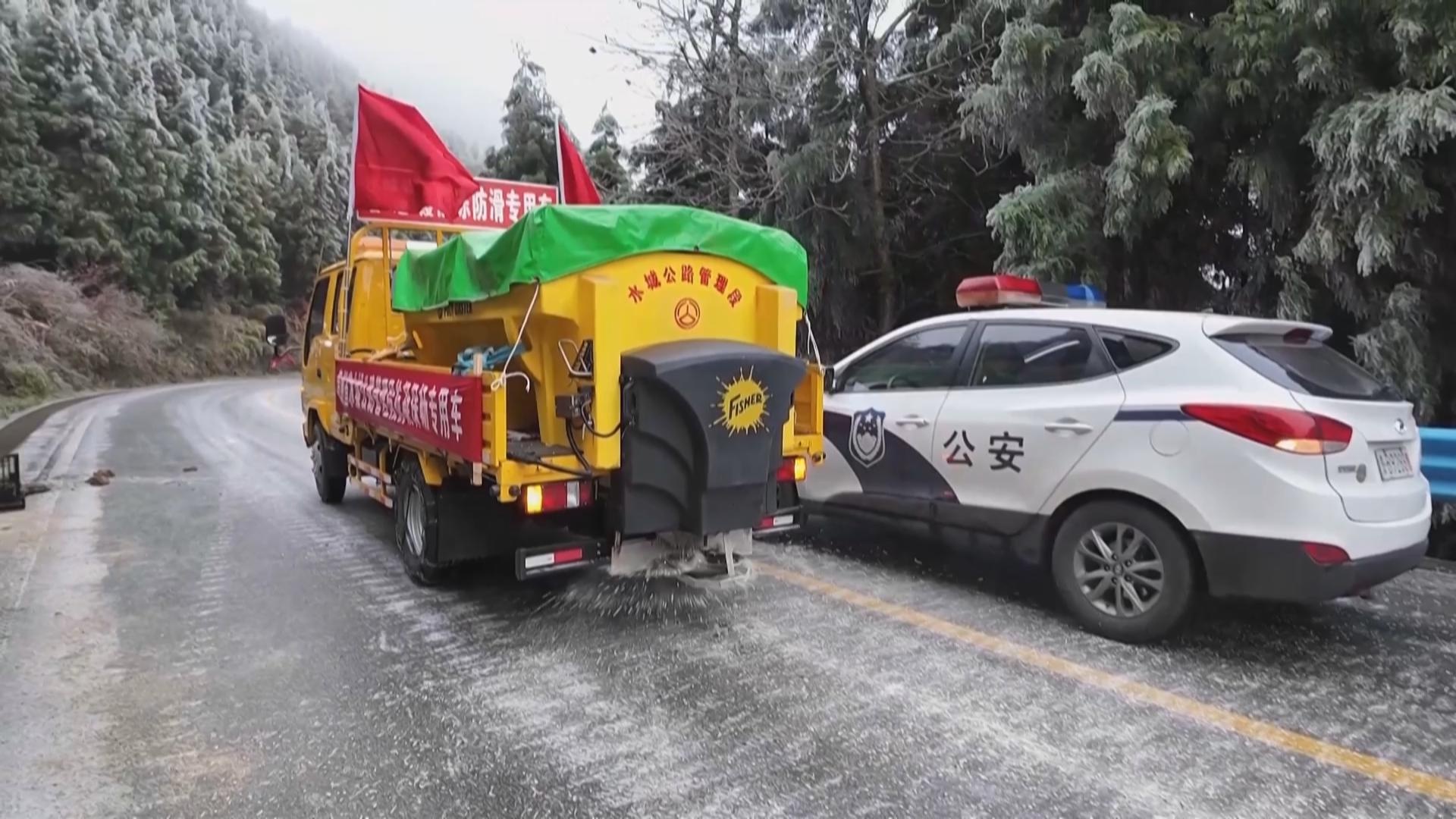 零下5度！贵州梅花山路段惊现凝冻，15人紧急出动除冰保畅通  第5张
