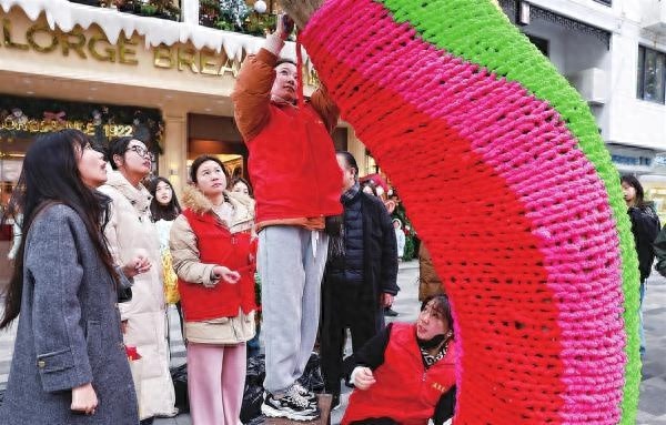 冬日奇观！苏州大学学生为行道树穿上五彩毛衣，童话般的街景温暖整个冬天  第1张
