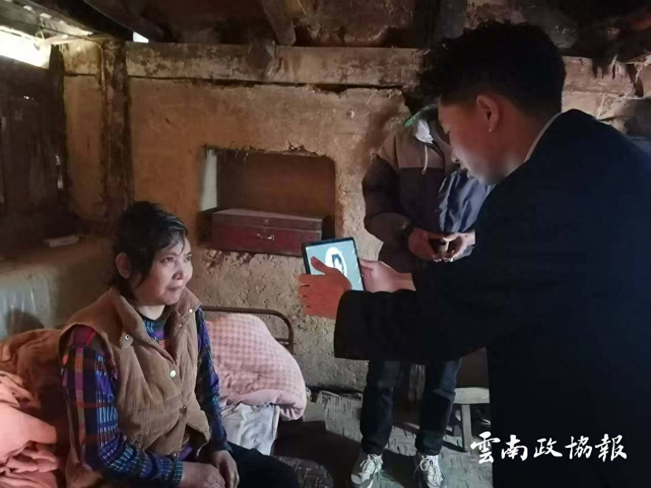 81岁老人多年未激活社保卡，金融下乡服务让她终于拿到养老钱  第1张