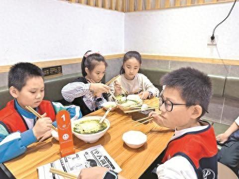 1 元钱如何在陌生城市生存？达报小记者挑战不可能  第1张