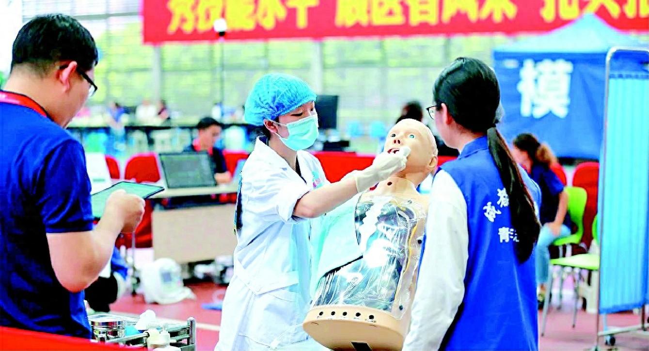 185 名准医生齐聚成都医学院，展开临床技能大比拼  第1张