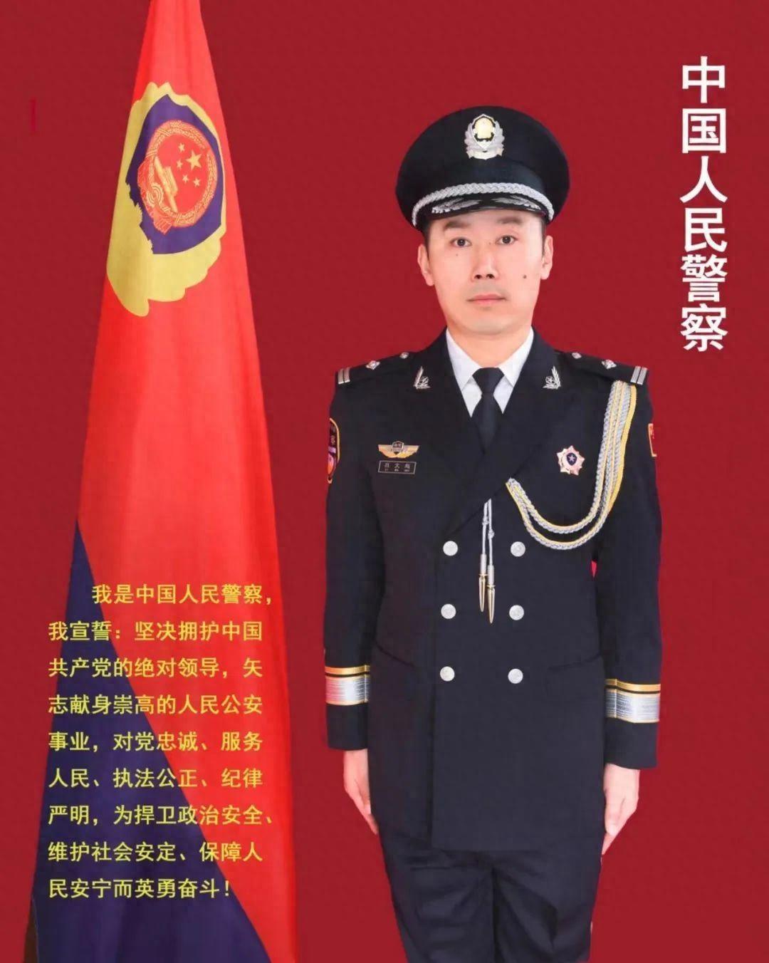 从橄榄绿到藏青蓝，他的忠诚从未改变