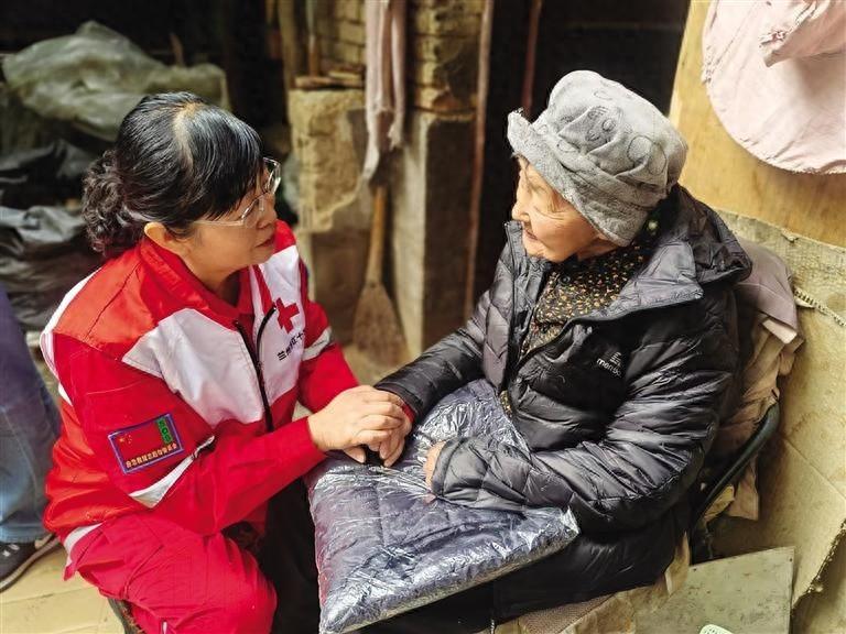 八旬困境老人生活困苦，爱心社工筹集善款送关怀  第1张