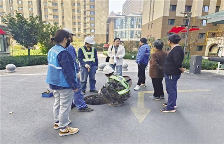社区工作人员解民忧，水管堵塞楼道进水，多方协力疏通  第2张