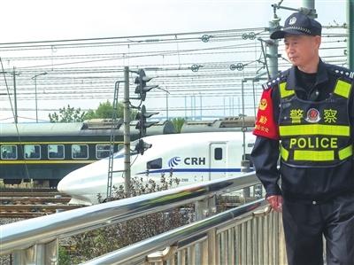 56 岁老巡警身患癌症仍坚守岗位，守护铁路 35 年，他是怎么做到的？  第1张