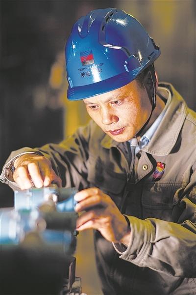 从炉底出渣工到全国状元，他是如何用匠心点亮万家灯火的？