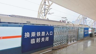 犀浦站同台换乘通道关闭多年，如今换乘竟要近 20 分钟