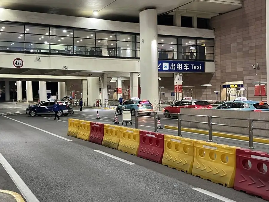 浦东机场出租车司机为短途票竟让乘客撒谎、中途换乘  第1张