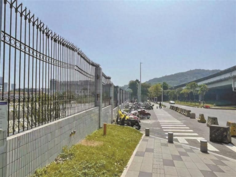深圳盐田一地铁站出口被围墙阻隔，居民出行竟要绕行 15 分钟