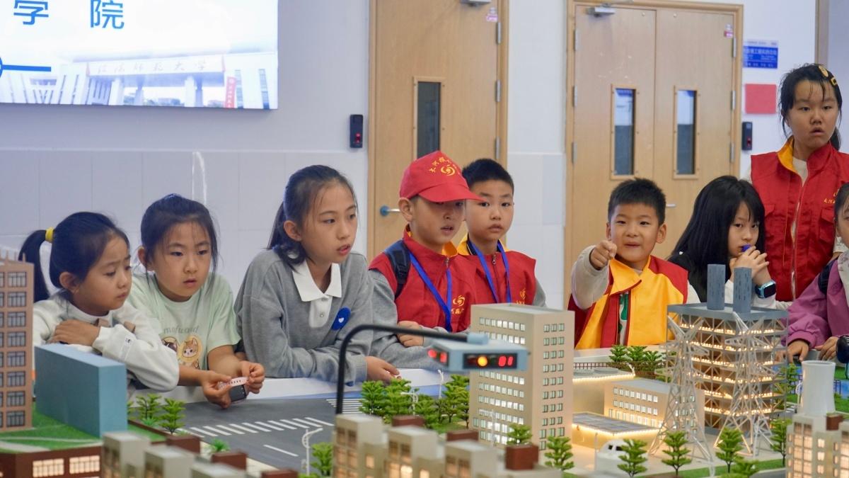 科技点亮梦想！信阳师范大学这场活动让孩子们大开眼界  第2张