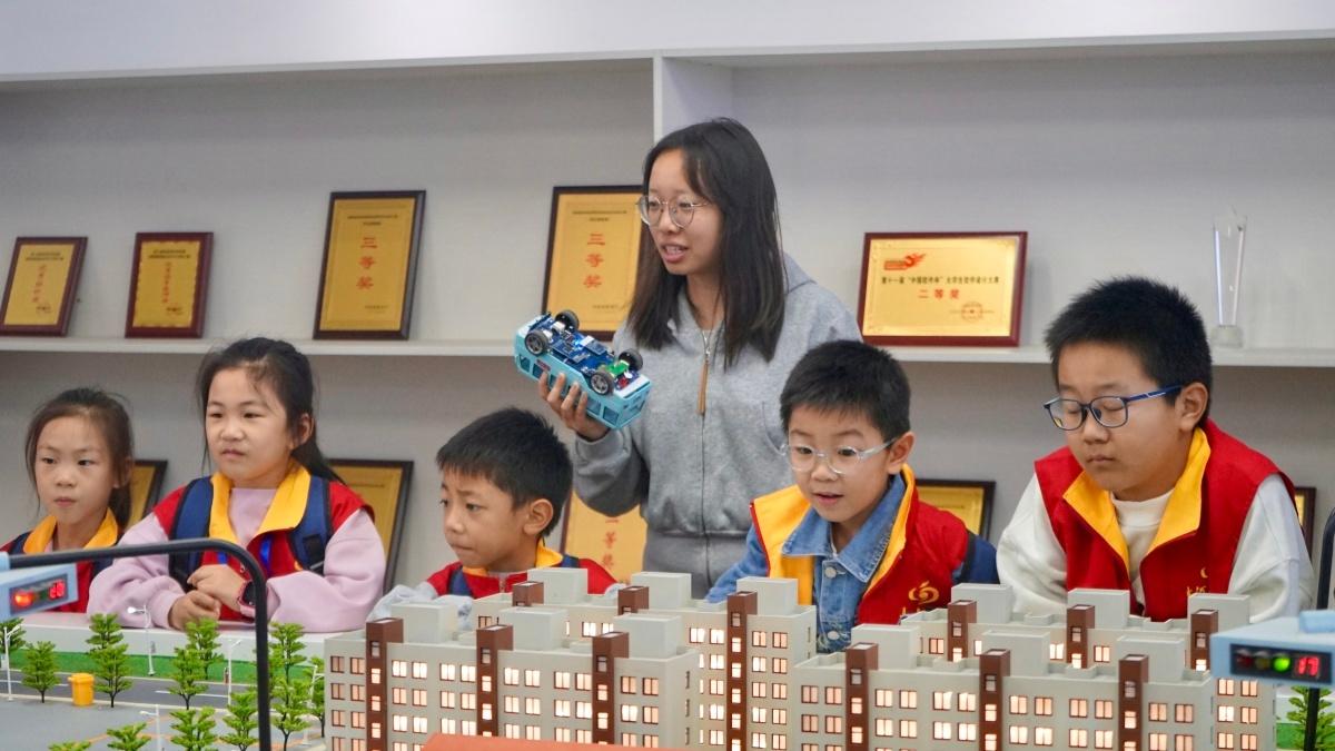 科技点亮梦想！信阳师范大学这场活动让孩子们大开眼界  第4张