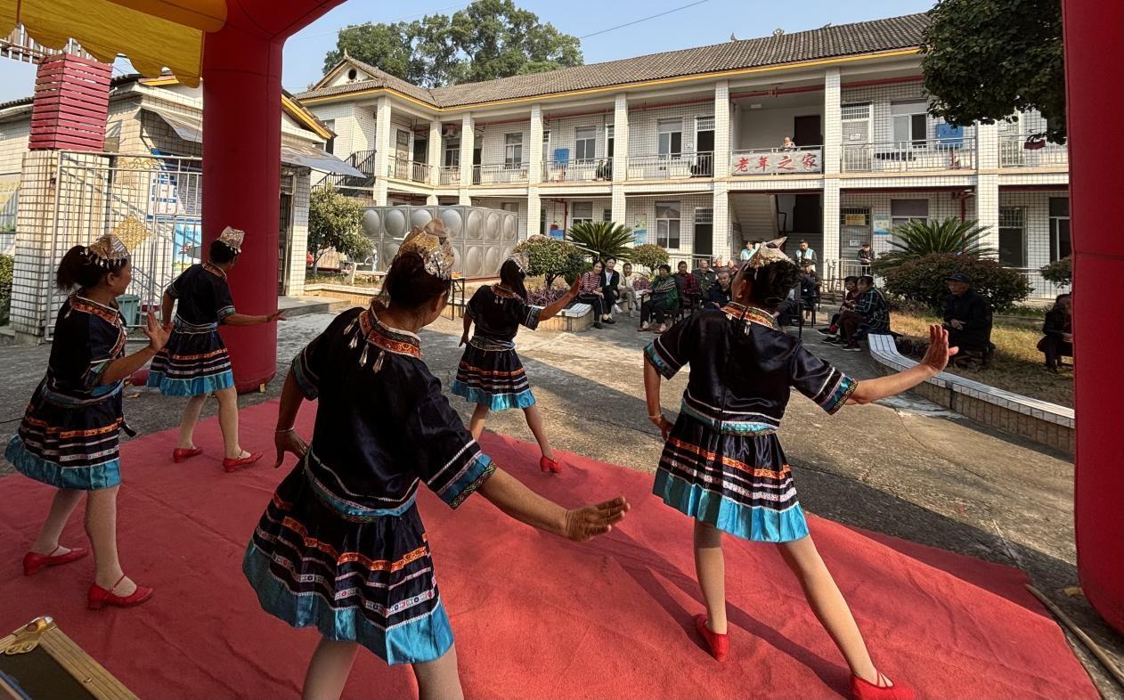九九重阳节，敬老院里的这场演出，让老人们笑开颜  第2张