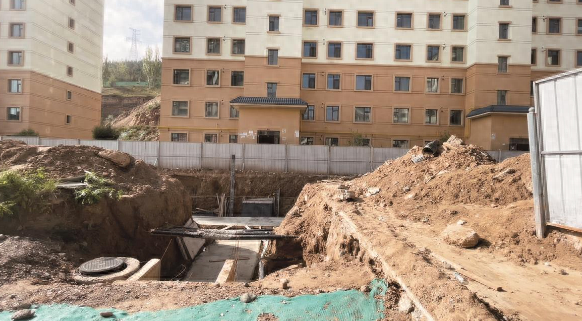 西宁市联合佳苑小区管网改造工程停滞，居民正常出行及冬季供暖成难题  第1张