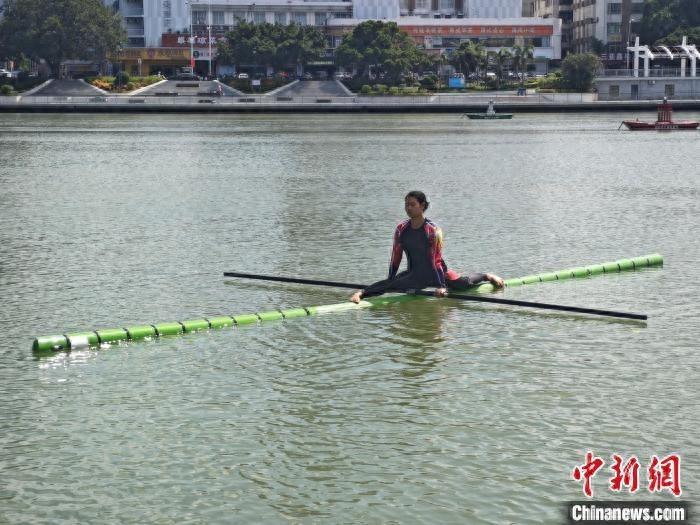 海南队员展示独竹漂绝技，一苇渡江真人版！你敢挑战吗？  第1张