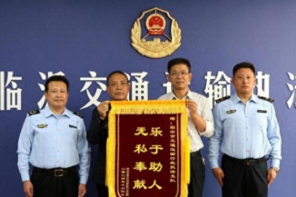 火速救援！广告车闹市自燃，交通执法人员与热心群众上演最美逆行  第1张
