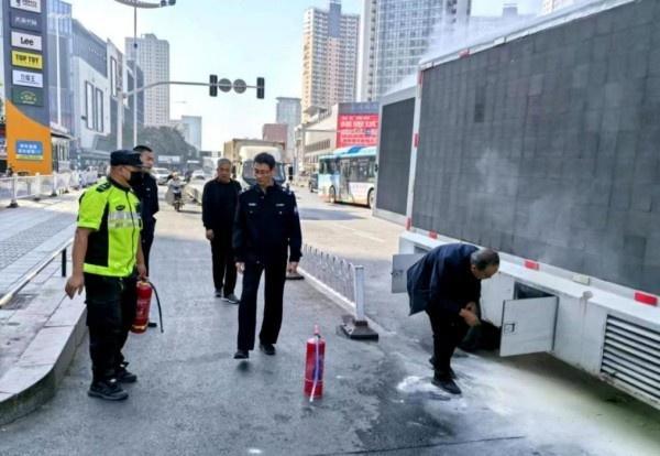 火速救援！广告车闹市自燃，交通执法人员与热心群众上演最美逆行  第4张