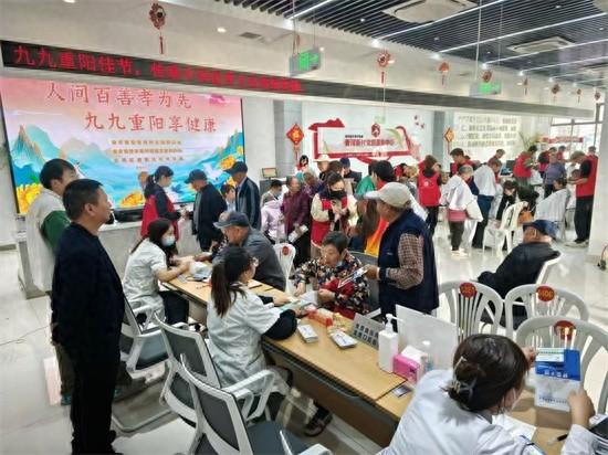 连云港徐圩新区香河村携手医院学校开展重阳主题活动，百位老人享健康义诊