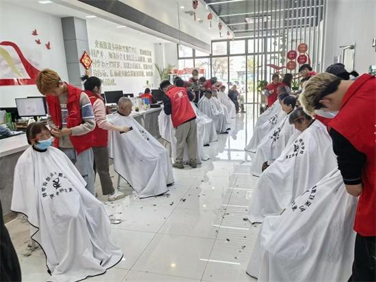 连云港徐圩新区香河村携手医院学校开展重阳主题活动，百位老人享健康义诊  第2张