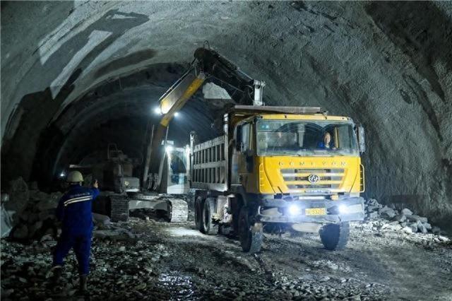 成达万高铁华蓥山隧道贯通！300 余名建设者放弃国庆假期坚守岗位，只为……  第1张