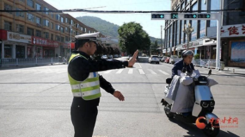 崇信县公安局交警大队全力打造文明交通，你做到了吗？  第1张