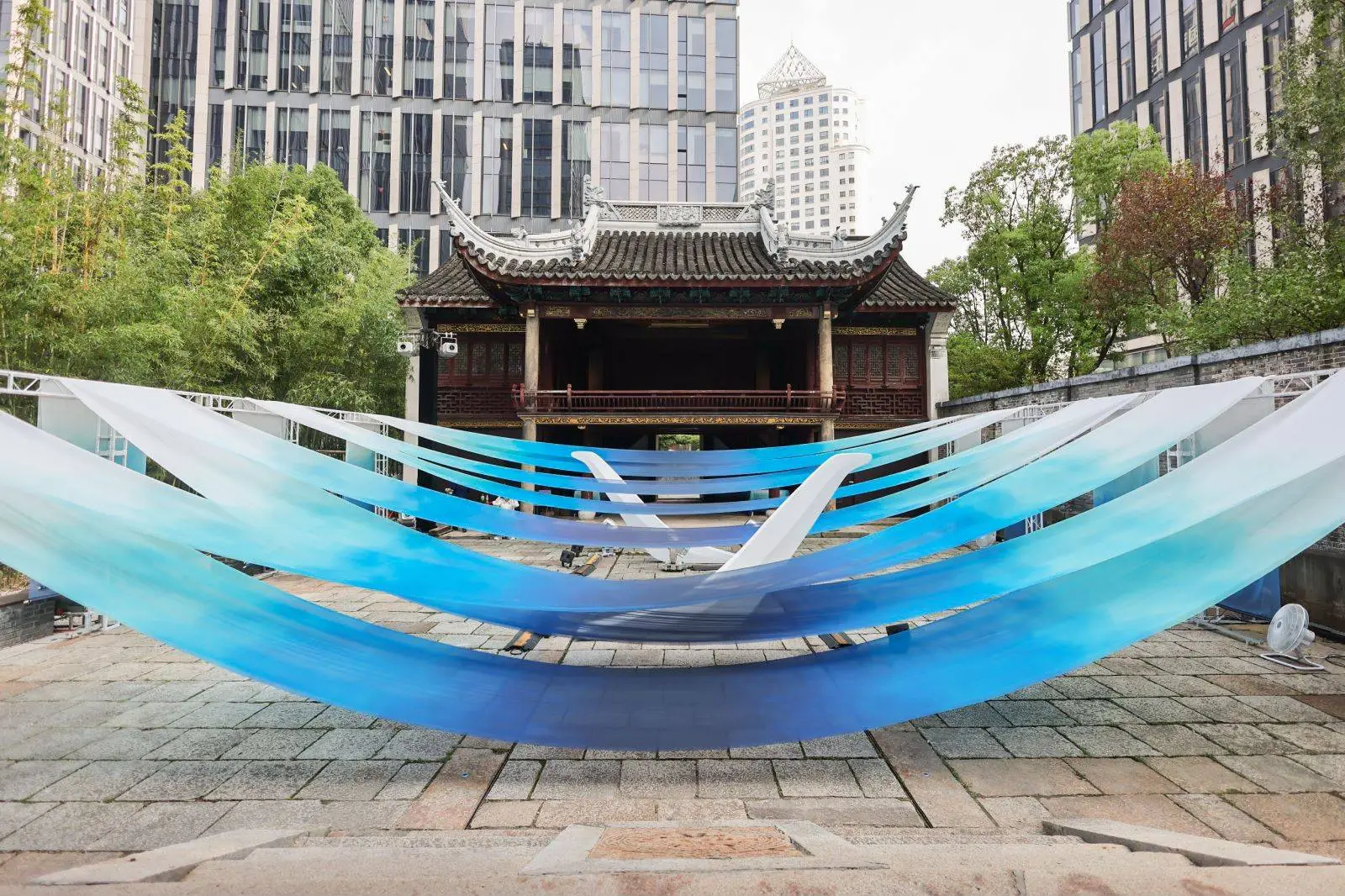 撇捺之间：吴文博艺术设计展，一场东方与西方的碰撞  第1张