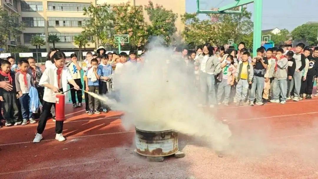 国际减灾日：嘉兴秀洲区上演逼真火灾逃生演练，师生直呼太真实  第3张