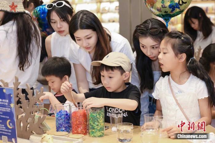 从金融审计师到环保文创设计师,她用废弃塑料瓶盖打造出灵动乌龟挂件 第2张 从金融审计师到环保文创设计师,她用废弃塑料瓶盖打造出灵动乌龟挂件 第2张