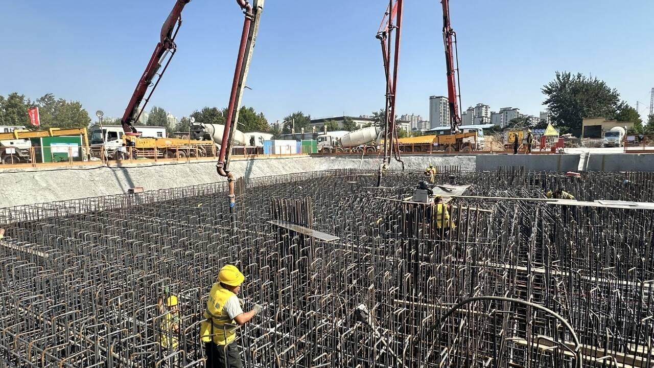 36 小时鏖战！济南开源路上跨胶济铁路转体桥主墩下承台顺利浇筑  第2张