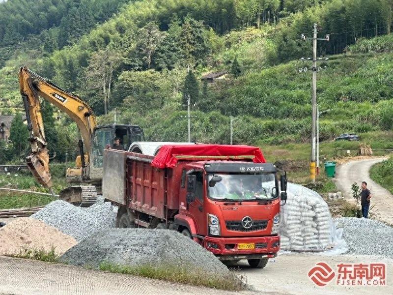 独家！蕉城一村道逢雨就成河，村民反映多年仍如此，如今终于要修了  第1张