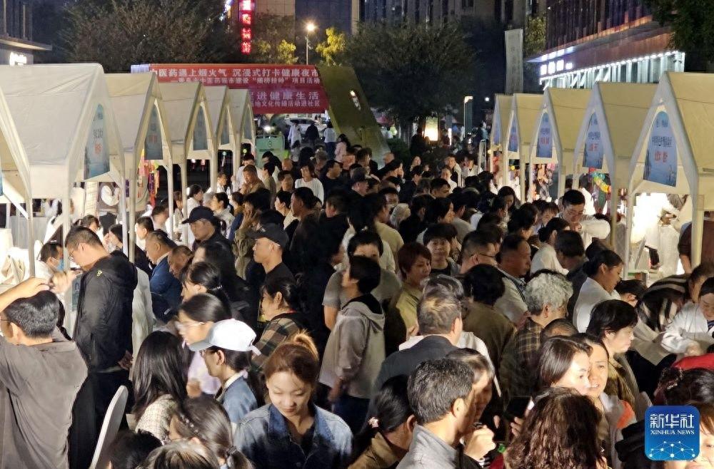 你见过中医专家变身摊主的夜市吗？快来青岛西海岸新区一探究竟  第1张