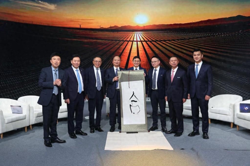 从三头在外到三项世界第一，中国光伏如何突破新困局？  第1张