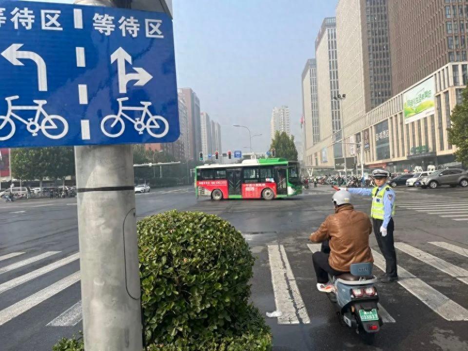 非机动车左转一次过街，石家庄这个路口为何如此方便？  第1张