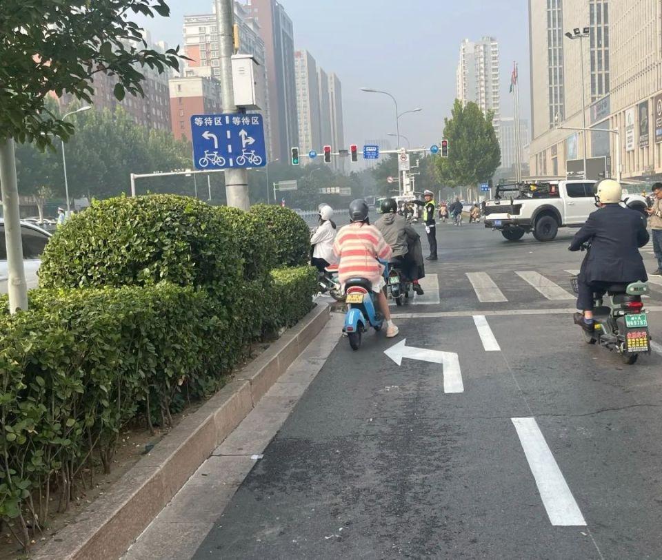 非机动车左转一次过街，石家庄这个路口为何如此方便？  第2张