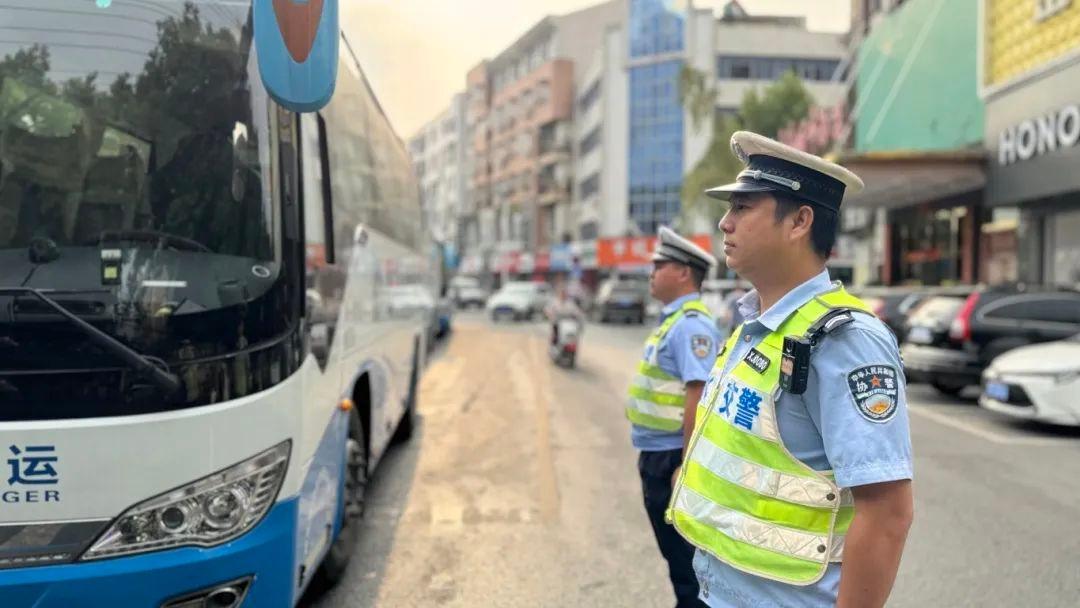 国庆期间，随州公安交警全员上岗，确保道路安全畅通有序  第2张