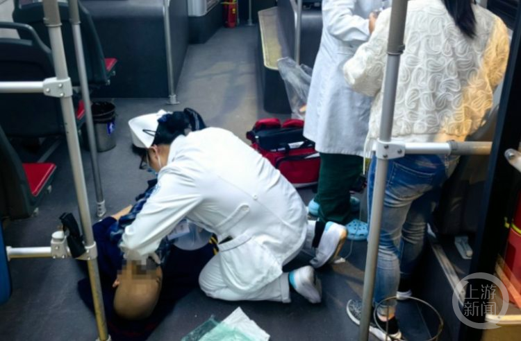 重庆公交秒变救护车，合力救助晕厥乘客  第2张